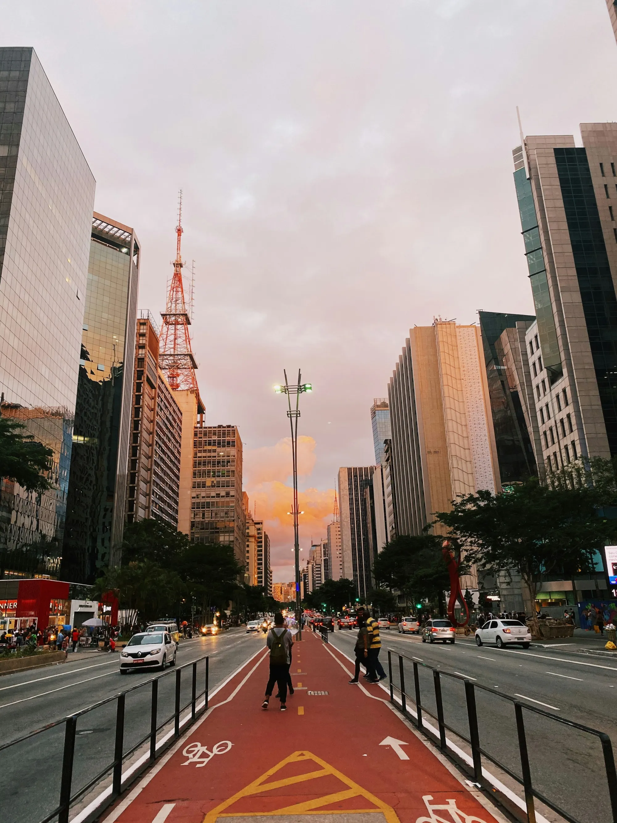Avenida Paulista no fim de tarde, com pessoas na rua