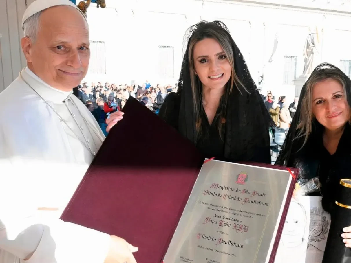 Amanda Vettorazzo ao lado do Papa Leão XIV, que segura o diploma de Cidadão Paulistano
